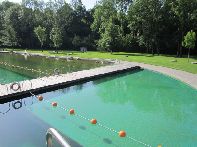 Betonsteg &uuml;ber das Becken im Naturerlebnisbad