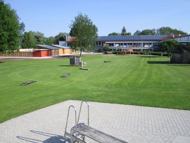 Blick auf den Au&szlig;enbereich der Sauna