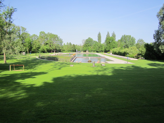 Blick auf die Liegefl&auml;chen im Naturerlebnisbad Kaufering